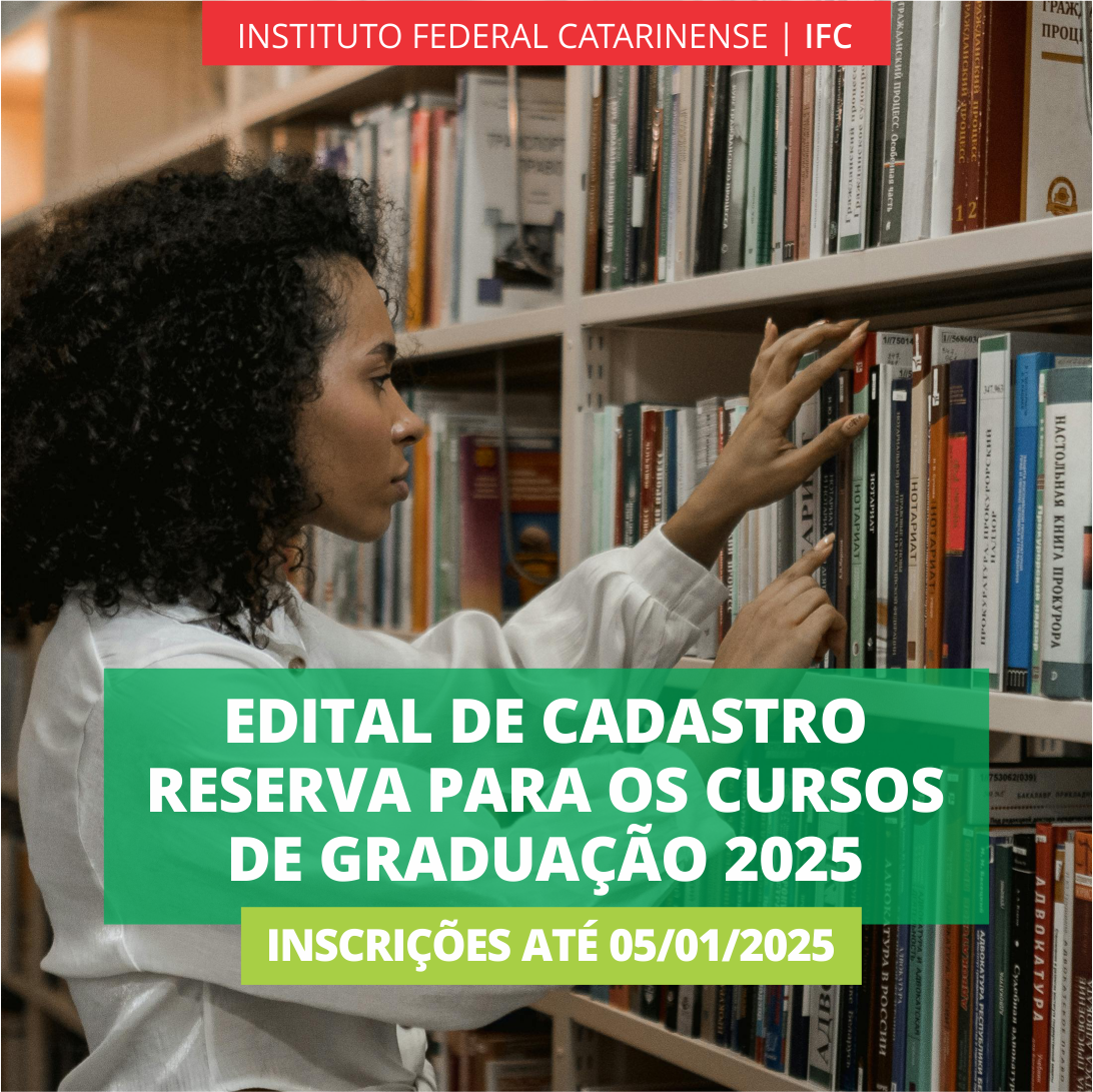Imagem de uma mulher em pé, em frente a uma prateleira de livros. No centro do card, lê-se: Instituto Federal Catarinense. Edital de cadastro reserva para os cursos de graduação 2025. Inscrições até 05/01.