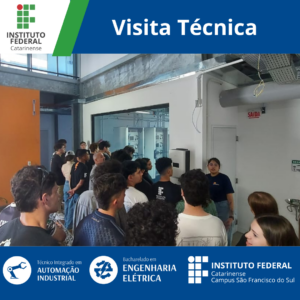 A imagem mostra um grupo de pessoas em pé, este grupo está em um corredor, observando uma área técnica com equipamentos industriais através de uma janela grande. No topo da imagem, há um banner azul com o texto "Visita Técnica." No canto superior esquerdo, há o logotipo do Instituto Federal Catarinense. Na parte inferior da imagem, há ícones e textos indicando cursos oferecidos: "Técnico Integrado em Automação Industrial" e "Bacharelado em Engenharia Elétrica." Também há o logotipo do Instituto Federal Catarinense, Campus São Francisco do Sul.
