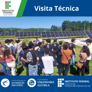 A imagem mostra um grupo de pessoas em pé em um gramado, a frente há quatro fileiras de painéis solares de tamanho grande. No topo da imagem, há um banner azul com o texto "Visita Técnica." No canto superior esquerdo, há o logotipo do Instituto Federal Catarinense. Na parte inferior da imagem, há ícones e textos indicando cursos oferecidos: "Técnico Integrado em Automação Industrial" e "Bacharelado em Engenharia Elétrica." Também há o logotipo do Instituto Federal Catarinense, Campus São Francisco do Sul.