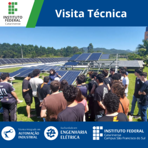 A imagem mostra um grupo de pessoas em frente a painéis solares. Ao fundo, há várias fileiras de painéis solares instalados em um campo verde. A Imagem mostra diferentes tamanhos de painéis solares. No topo da imagem, há um banner azul com o texto "Visita Técnica." No canto superior esquerdo, há o logotipo do Instituto Federal Catarinense. Na parte inferior da imagem, há ícones e textos indicando cursos oferecidos: "Técnico Integrado em Automação Industrial" e "Bacharelado em Engenharia Elétrica." Também há o logotipo do Instituto Federal Catarinense, Campus São Francisco do Sul.