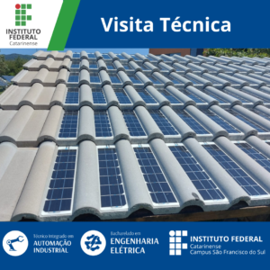 A imagem mostra um telhado coberto por telhas solares, que são telhas com células fotovoltaicas integradas, as telhas são do modelo pequena de sobrepor, possuem duas partes, uma parte curva que realiza o encaixe em outra telha na cor cinza sem e a parte plana onde há o componente fotovoltáico, o telhado possui seis fileiras deste tipo de telha. No topo da imagem, há um banner azul com o texto "Visita Técnica." No canto superior esquerdo, há o logotipo do Instituto Federal Catarinense. Na parte inferior da imagem, há ícones e textos indicando cursos oferecidos: "Técnico Integrado em Automação Industrial" e "Bacharelado em Engenharia Elétrica." Também há o logotipo do Instituto Federal Catarinense, Campus São Francisco do Sul.