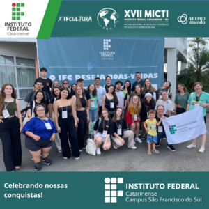 A imagem mostra um grupo de pessoas reunidas em frente a um banner com a mensagem “O IFC deseja boas-vindas”. Acima do grupo, há a identidade visual de eventos do Instituto Federal Catarinense: o “X IfCultura”, “XVII MICTI” (Mostra Nacional de Iniciação Científica e Tecnológica Interdisciplinar) e “VI EproMundo”. O grupo inclui alunos e servidores do IFC campus São Francisco do Sul, conforme indicado pela bandeira do instituto exibida na foto em frente a um banner de boas-vindas do evento. A parte inferior da imagem possui a frase “Celebrando nossas conquistas!”, o logotipo do Instituto Federal Catarinense e o nome do Campus São Francisco do Sul.