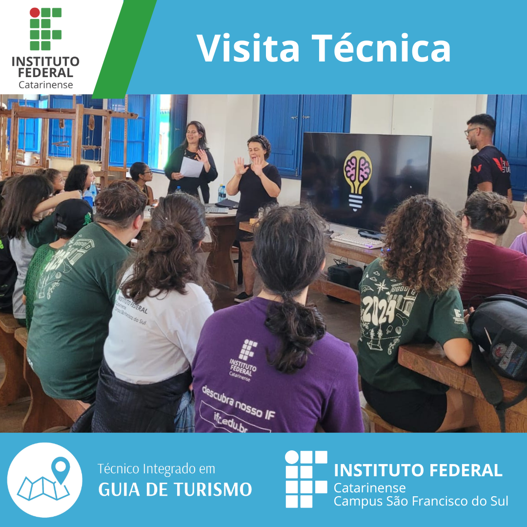 A imagem mostra um grupo de estudantes sentados, assistindo a uma apresentação feita por duas pessoas na frente da sala. Há uma grande tela exibindo a imagem de uma lâmpada com um cérebro dentro. Alguns estudantes estão vestindo camisetas com o logotipo do Instituto Federal em destaque a uma camiseta roxa com o texto em branco "descubra nosso IF". O ambiente é uma das salas do Centro Cultural Ester dos Passos Rosa, com mesas de madeira e janelas azuis ao fundo. Na parte superior da imagem, há um banner azul com o texto "Visita Técnica." No canto superior esquerdo, há o logotipo do Instituto Federal Catarinense. Na parte inferior da imagem, há um banner azul claro com o texto "Técnico Integrado em Guia de Turismo" e o logotipo do Instituto Federal Catarinense, Campus São Francisco do Sul.