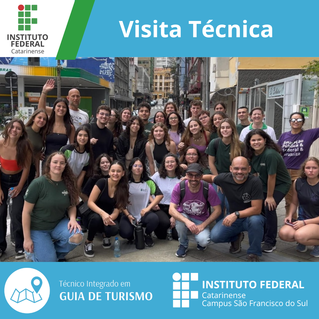A imagem mostra um grupo de pessoas posando para uma foto na Av. Hercilio Luz, na esquina com a Rua Anita Garibaldi, no Centro de Florianópolis-SC. O grupo está em frente a um cenário urbano com prédios ao fundo. A maioria das pessoas está vestindo camisetas do uniforme do campus ou roupas casuais. Na parte superior da imagem, há um banner azul com o texto "Visita Técnica." No canto superior esquerdo, há o logotipo do Instituto Federal Catarinense. Na parte inferior da imagem, há um banner azul claro com o texto "Técnico Integrado em Guia de Turismo" e o logotipo do Instituto Federal Catarinense, Campus São Francisco do Sul.