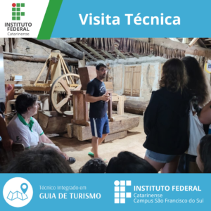 A imagem mostra um grupo de pessoas dentro de um engenho antigo, no Casarão e Engenho dos Andrade, com máquinas de madeira e decoração rústica. Uma pessoa vestindo bermuda e camiseta está no centro da imagem em pé, falando ao grupo. O texto na imagem lê "Visita Técnica" no topo e "Técnico Integrado em Guia de Turismo" na parte inferior, indicando que esta visita é parte de um programa de formação de guias turísticos. O logotipo do Instituto Federal Catarinense também está presente.