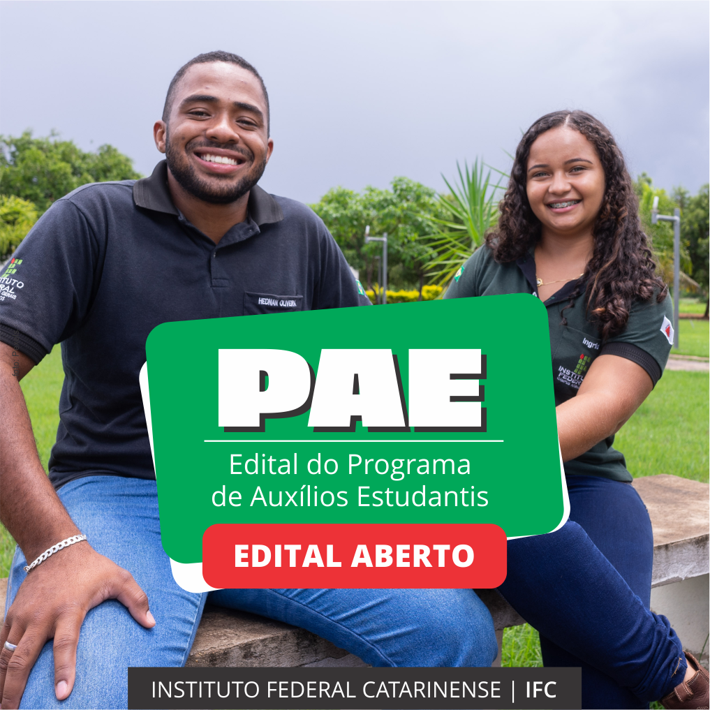 Um homem e uma mulher com uma camiseta de um IF estão sentados em um banco. Ao fundo tem uma área verde. Na imagem, lê-se: PAE Editais dos programas de auxílios estudantis. Inscrições Abertas. Instituto Federal Catarinense.