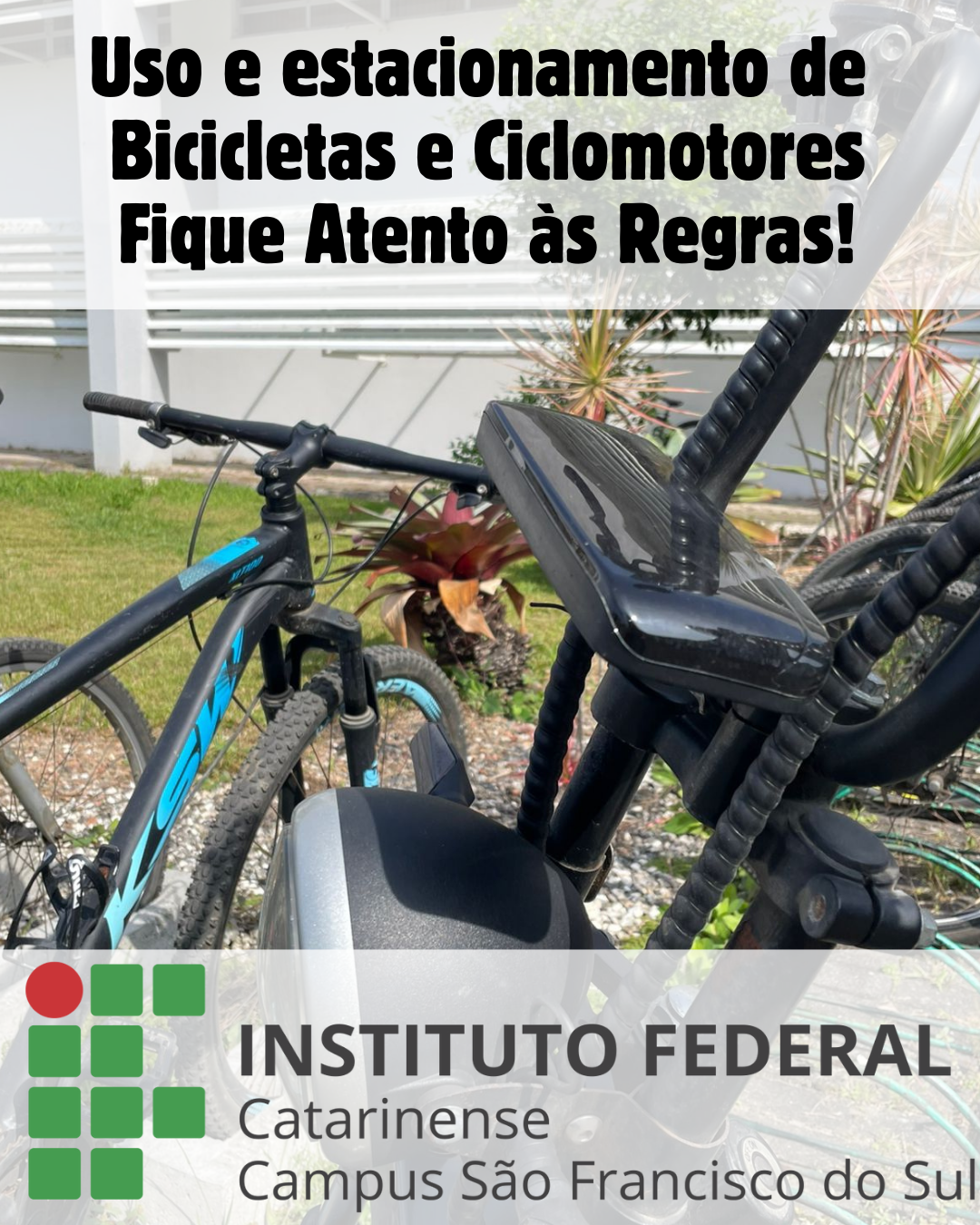 Imagem em formato vertical. Na parte superior, em destaque sobre uma faixa branca semitransparente, está escrito em letras grandes e pretas: "Uso e estacionamento de Bicicletas e Ciclomotores Fique Atento às Regras!" Ao fundo, aparece uma bicicleta preta estacionada junto a um ciclomotor, próximo a uma área gramada com vegetação e um muro claro. Na parte inferior da imagem está o logotipo do Instituto Federal Catarinense campus São Francisco do Sul.
