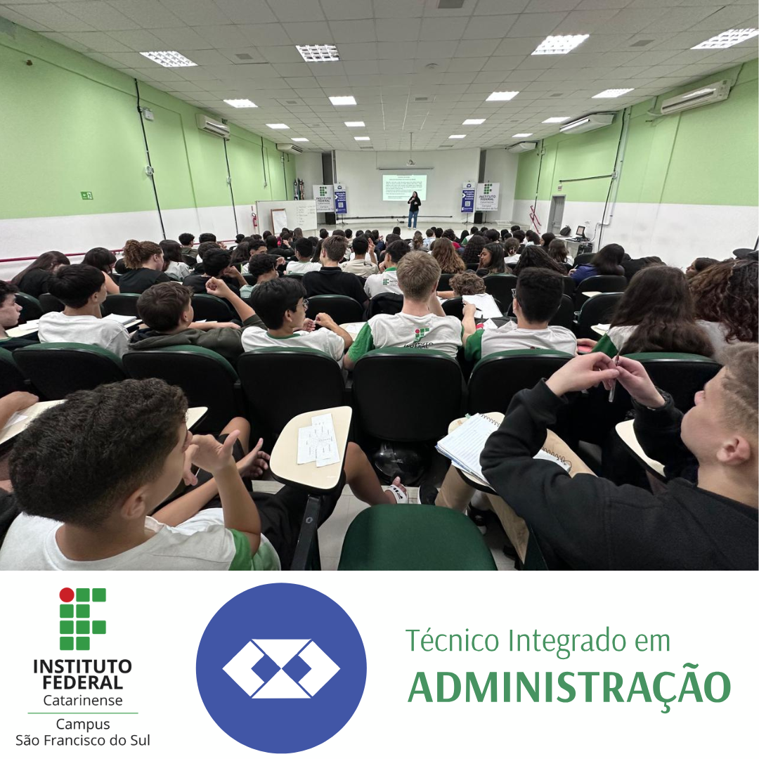 Auditório cheio de estudantes do Instituto Federal Catarinense – Campus São Francisco do Sul, todos sentados em cadeiras verdes com pranchetas acopladas. Os alunos estão vestidos com camisetas do uniforme do IFC e prestam atenção a uma palestra. À frente, uma mulher está em pé no palco, apresentando um slide projetado em tela branca. O ambiente tem paredes verde-claro e teto com iluminação fluorescente. Abaixo da imagem, há uma faixa branca com o logotipo do IFC campus São Francisco do Sul à esquerda, e do curso “Técnico Integrado em Administração” à direita.