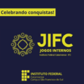 Fundo azul escuro com elementos gráficos e texto em amarelo. No topo, há uma faixa amarela com a frase "Celebrando conquistas!" em destaque. Ao centro, está o logotipo do JIFC – Jogos Internos do Instituto Federal Catarinense – representado por um símbolo circular estilizado com linhas e círculos ao redor, seguido do texto “JIFC – Jogos Internos – Instituto Federal Catarinense – IFC”. Na parte inferior da imagem, aparece o logotipo do Instituto Federal Catarinense ao lado do nome "Campus São Francisco do Sul".
