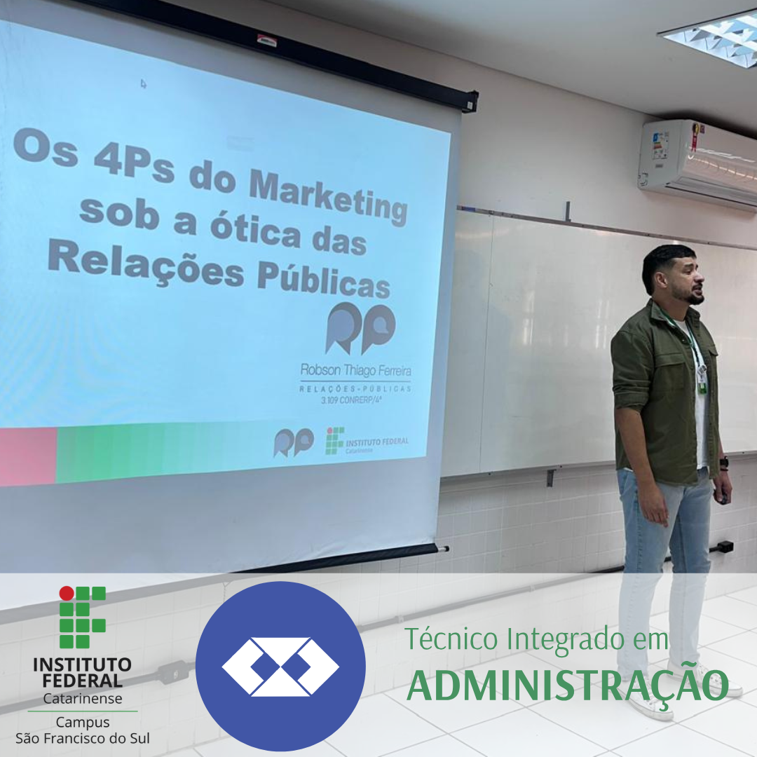 Em uma sala de aula do Instituto Federal Catarinense – Campus São Francisco do Sul, o servidor Robson Thiago Ferreira, homem de pele morena, barba e cabelo escuros, veste uma camiseta branca com jaqueta verde musgo e calça jeans clara. Ele está em pé ao lado de uma lousa branca e diante de uma tela de projeção que exibe o slide com o título: "Os 4Ps do Marketing sob a ótica das Relações Públicas", seguido do nome “Robson Thiago Ferreira – Relações Públicas – 3.109 CONRERP/4ª”. Na parte inferior da imagem, há sobreposição dos logotipos do Instituto Federal Catarinense campus São Francisco do Sul e do curso Técnico Integrado em Administração.