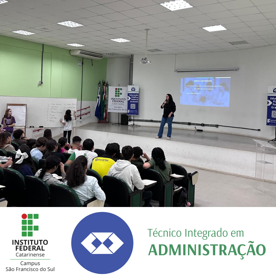 A imagem mostra a psicóloga Roseli Pivetta França de pé no palco do auditório, falando ao microfone. Ela usa calça jeans e blusa preta. À esquerda do palco, duas estudantes estão em frente a um quadro branco com anotações. Os alunos da plateia acompanham a palestra com atenção. Ao fundo, estão visíveis banners do curso de Administração e do IFC, além das bandeiras do Brasil, de Santa Catarina e do município. A projeção na tela apresenta um slide com o título “Ambição Sustentável”. Abaixo da imagem, há uma faixa branca com o logotipo do IFC campus São Francisco do Sul à esquerda, e do curso “Técnico Integrado em Administração” à direita.