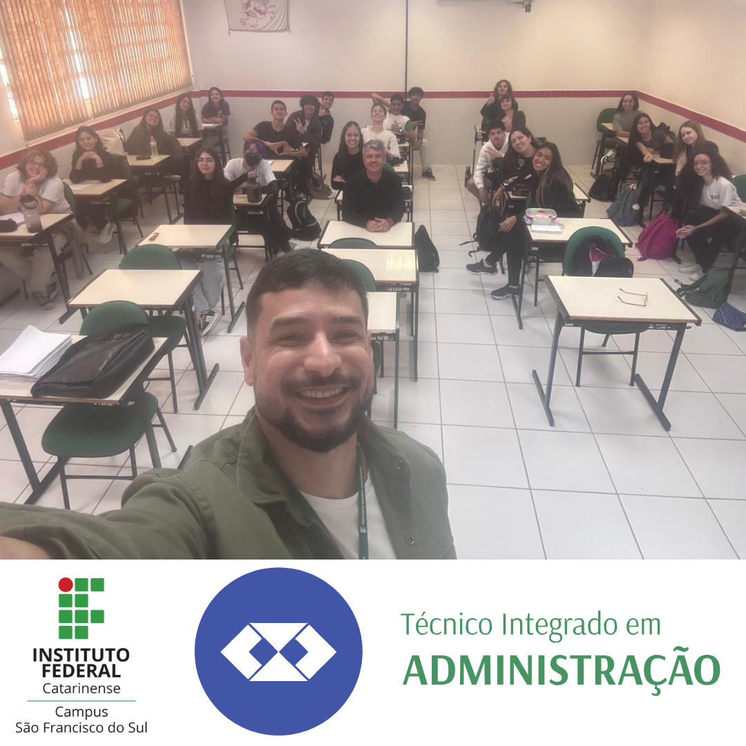 Autorretrato tirado por Robson Thiago Ferreira em uma sala de aula iluminada, com piso branco e janelas com persianas. Ele sorri amplamente e aparece em primeiro plano com a mesma roupa da imagem anterior. Ao fundo, cerca de 23 estudantes estão sentados em carteiras escolares verdes e brancas, sorrindo e olhando para a câmera. O professor Cassiano Pessanha está ao centro da imagem, também sorrindo. Na parte inferior, há uma faixa branca com os logotipos do Instituto Federal Catarinense campus São Francisco do Sul e do curso Técnico Integrado em Administração.