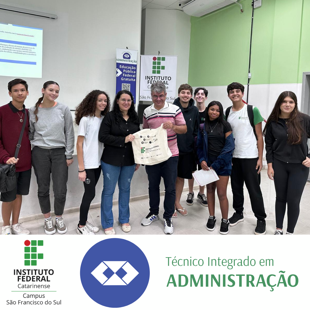 Foto em grupo tirada ao final da palestra. No centro da imagem está a palestrante Roseli Pivetta França, sorridente, segurando uma ecobag do Instituto Federal junto ao professor Cassiano Pessanha. Ao redor deles estão oito estudantes do curso Técnico em Administração, também sorrindo. Todos estão em pé, no mesmo auditório das imagens anteriores. Ao fundo, banners do IFC e do curso de Administração. Abaixo da imagem, há uma faixa branca com o logotipo do IFC campus São Francisco do Sul à esquerda, e do curso “Técnico Integrado em Administração” à direita.