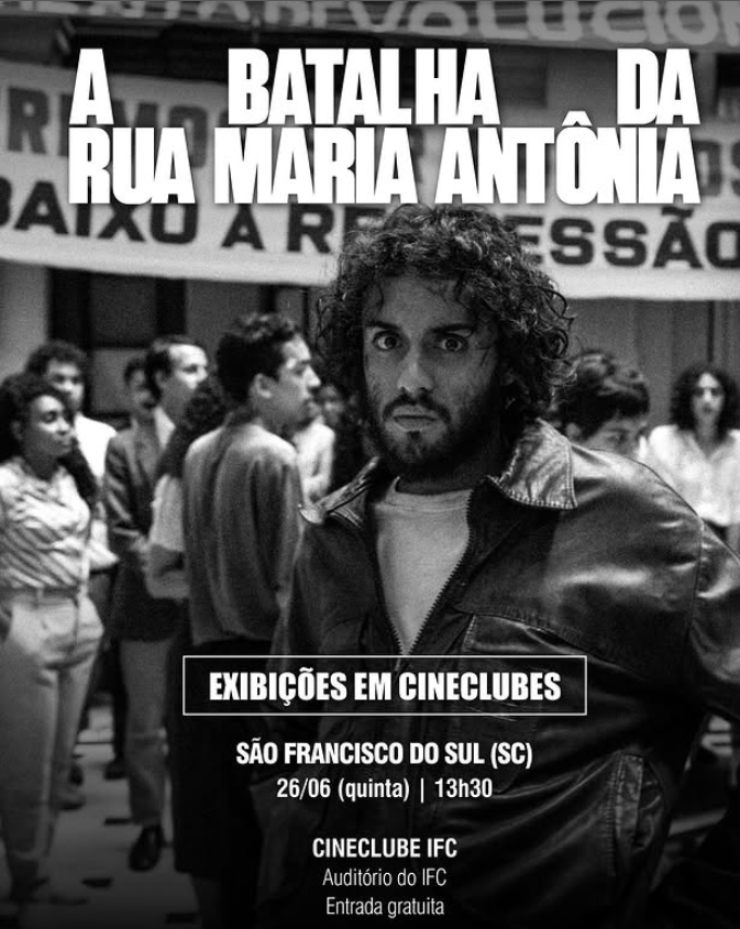 A imagem é um cartaz em preto e branco de divulgação do filme A Batalha da Rua Maria Antônia, com destaque para a exibição no Cineclube IFC, no campus São Francisco do Sul. No centro da imagem, há um homem de aparência jovem, pele clara, cabelos cacheados, escuros e volumosos, barba espessa e expressão séria. Ele veste uma jaqueta de couro escura e uma camiseta clara por baixo. Ao fundo, outras pessoas caminham ou observam algo, compondo um ambiente que remete a manifestações ou mobilizações estudantis. Acima do homem, em letras grandes e brancas, está o título do filme: "A Batalha da Rua Maria Antônia", com as palavras dispostas em linhas quebradas e intercaladas. Atrás do grupo de pessoas, vê-se uma faixa estendida com os dizeres parcialmente visíveis: "BAIXO A REPRESSÃO", reforçando o contexto político da cena. Na parte inferior do cartaz, em um retângulo preto com letras brancas, está escrito: EXIBIÇÕES EM CINECLUBES SÃO FRANCISCO DO SUL (SC) 26/06 (quinta) | 13h30 CINECLUBE IFC Auditório do IFC Entrada gratuita
