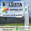 Card digital quadrado com fundo fotográfico mostrando a entrada do Instituto Federal Catarinense – Campus São Francisco do Sul. Em primeiro plano, à direita, aparece o totem vertical com o nome da instituição. À esquerda, vê-se o prédio cinza do campus, com a identificação da instituição em letras coloridas e uma área gramada cercada por grade. No canto superior esquerdo do card, em destaque sobre uma caixa translúcida de fundo cinza claro, está o texto: "Oportunidade: BOLSISTA – COLABORADOR EXTERNO" Abaixo, ao centro, está o logotipo colorido do NAPNE, com o texto: "NAPNE-IFC Núcleo de Acessibilidade às Pessoas com Necessidades Específicas" Logo abaixo, em letras grandes e pretas: "Inscrições até 06 de julho" Na parte inferior da imagem, sobre uma faixa translúcida, aparecem as informações: "Edital 9/2025 GAB/SFS editais.ifc.edu.br" No canto direito inferior está o logotipo do Instituto Federal Catarinense Campus São Francisco do Sul.