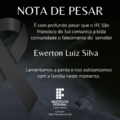 Imagem quadrada, com fundo escuro em tons de preto e cinza, com uma leve textura de névoa ou fumaça suave ao centro, e uma gota d’água visível na parte inferior direita. À esquerda, há um laço preto em sinal de luto. No topo da imagem, centralizado, está escrito em letras brancas e maiúsculas: "NOTA DE PESAR" Abaixo, o texto em letras brancas informa: "É com profundo pesar que o IFC São Francisco do Sul comunica a toda comunidade o falecimento do servidor" Ewerton Luiz Silva (em destaque, com fonte um pouco maior). Logo abaixo, a mensagem final: "Lamentamos a perda e nos solidarizamos com a família neste momento." Na parte inferior, centralizado, está o logotipo do Instituto Federal Catarinense campus São Francisco do Sul.