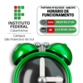Card informativo com fundo branco. No canto superior esquerdo, está o logotipo do Instituto Federal Catarinense CAMPUS São Francisco do Sul. À direita do logotipo, dentro de um quadro com bordas arredondadas, está escrito: PORTARIA Nº 82/2025 – GAB/SFS HORÁRIO DE FUNCIONAMENTO (em negrito e letras maiúsculas). Abaixo, há dois ícones com informações destacadas: 1. Ícone de relógio cinza com a legenda: SEG/SEX (em caixa vermelha) e 08:00 ÀS 17:00 (em caixa verde). 2. Ícone de calendário cinza com a legenda: JUL (em caixa vermelha) e 14 A 25 DE JULHO (em caixa verde). Na parte inferior da imagem, em destaque centralizado, aparece um grande despertador analógico verde, com ponteiros brancos.