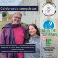 Imagem comemorativa com o título "Celebrando conquistas!" em destaque no topo, em letras pratas sobre uma faixa azul escura. Ao centro, vemos uma fotografia tirada em área externa do IFC Campus São Francisco do Sul. A imagem mostra duas pessoas sorrindo: à esquerda, um homem de pele clara, cabelos loiros, óculos e camisa roxa com camiseta vermelha por baixo, usando um cachecol listrado em tons de roxo e preto. Ele está com o braço sobre o ombro de uma jovem. À direita, uma jovem de pele clara e cabelos longos e escuros, usando um moletom cinza com frases em inglês. Ambos posam lado a lado em frente ao muro do campus, que exibe parcialmente o nome da instituição. No canto superior direito, há a imagem de uma medalha prateada com os dizeres: PRATA — OBLI — Olimpíada Brasileira de Língua Inglesa — 2025.1. No canto inferior direito, há os logotipos: • Do curso Técnico Integrado em Guia de Turismo (representado por um ícone azul com mapa e marcador de localização); • E do Instituto Federal Catarinense – Campus São Francisco do Sul. Na parte inferior da imagem, em uma faixa azul escura com letras pratas, lê-se: "Larissa Gabrieli da Silva – 3º ano do Curso Técnico Integrado ao Ensino Médio em Guia de Turismo - Medalha de Prata - Olimpíada Brasileira de Língua Inglesa 2025.1".