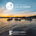 Fotografia de um grupo de pessoas em pequenos barcos que estão flutuando na água, durante o pôr do sol. O céu está colorido em tons de laranja, azul e lilás, refletindo na água tranquila. Os passageiros usam coletes salva-vidas e parecem observar a paisagem. No canto superior, está escrito: “Técnico Integrado em Guia de Turismo” com o ícone de um mapa e marcador de localização. Na parte inferior, aparece a logomarca do Instituto Federal Catarinense – Campus São Francisco do Sul.
