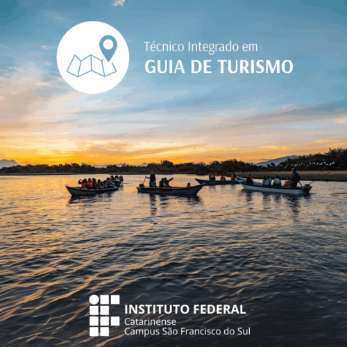 Fotografia de um grupo de pessoas em pequenos barcos que estão flutuando na água, durante o pôr do sol. O céu está colorido em tons de laranja, azul e lilás, refletindo na água tranquila. Os passageiros usam coletes salva-vidas e parecem observar a paisagem. No canto superior, está escrito: “Técnico Integrado em Guia de Turismo” com o ícone de um mapa e marcador de localização. Na parte inferior, aparece a logomarca do Instituto Federal Catarinense – Campus São Francisco do Sul.