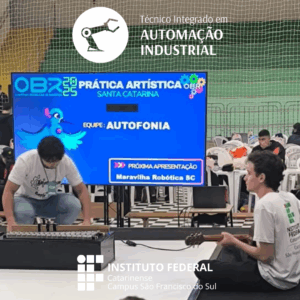 Dois estudantes participam de uma atividade prática em um ginásio esportivo. Um aluno está sentado, tocando violão conectado a sensores, enquanto outro ajusta um equipamento sobre a mesa. Ao fundo, uma tela grande exibe a inscrição "OBR 2025 – Prática Artística Santa Catarina" e o nome da equipe "Autofonia". A imagem mostra a integração entre robótica, arte e tecnologia no evento. O logotipo do curso está na parte superior e o do IFC campus São Francisco do Sul no inferior.