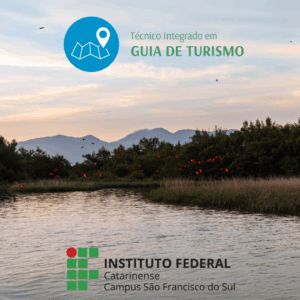 Foto da paisagem natural de manguezal ao entardecer, com montanhas ao fundo. Diversas aves vermelhas (guarás) sobrevoam e pousam entre as árvores, trazendo cor à cena. A água reflete o céu em tons suaves de azul e rosa. No canto superior, está escrito: “Técnico Integrado em Guia de Turismo” com o ícone de mapa e marcador. Na parte inferior, está a logomarca do Instituto Federal Catarinense – Campus São Francisco do Sul.