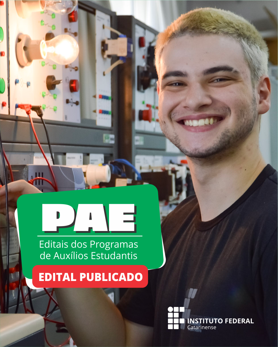 card com a imagem de um adolescente. Ele olha para a câmera e sorri. Ao fundo tem um laboratório com vários componentes elétricos. No canto inferior esquerdo está escrito: PAE editais dos programas de auxílios estudantis. Edital publicado. Ao lado está a logo do IFC.