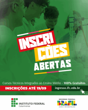 card com fundo verde, com a imagem de 4 pessoas. Eles estão com óculos de proteção e observam um equipamento. No card está escrito: inscrições abertas. Cursos técnicos integrados ao ensino médio - 100% gratuitos. Inscrições até 19/09. Abaixo está o endereço eletrônico: ingresso.ifc.edu.br. Abaixo estão as logos do IFC e do Governo Federal