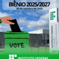 Arte digital com fundo fotográfico mostrando o prédio do Instituto Federal Catarinense – Campus São Francisco do Sul, sob um céu azul com nuvens claras. No canto direito da imagem, aparece o totem branco com o logotipo do Instituto Federal e o nome do campus. No primeiro plano, à esquerda, há uma ilustração de uma mão depositando um envelope preto em uma urna verde com a palavra “VOTE” escrita em letras maiúsculas pretas. Na parte superior da imagem, em letras grandes e pretas, está o texto: “Eleição CONCAMPUS BIÊNIO 2025/2027”. Abaixo, em fonte menor: “30 de outubro de 2025”. Na parte inferior, sobre uma faixa verde, está o logotipo do Instituto Federal Catarinense campus São Francisco do Sul.