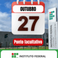 Arte digital informativa sobre o ponto facultativo do Instituto Federal Catarinense – Campus São Francisco do Sul. Em primeiro plano, há um ícone de calendário com a inscrição “OUTUBRO 27” em letras grandes e, logo abaixo, uma faixa vermelha com o texto “Ponto facultativo” em branco. Ao fundo, aparece a fachada do campus São Francisco do Sul, com o prédio cinza, o portão e a placa vertical do Instituto Federal, sob um céu azul com algumas nuvens. Na parte inferior, o logotipo do Instituto Federal Catarinense – Campus São Francisco do Sul com fundo branco e borda verde.