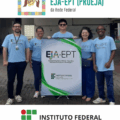 Cinco pessoas — três homens e duas mulheres — estão em pé, sorrindo e usando camisetas azuis com a escrita “EJA-EPT”. Eles seguram uma faixa com o logotipo da EJA-EPT e do Instituto Federal Catarinense – Campus São Francisco do Sul. Na parte superior da imagem aparece o título do evento: “VIII Encontro Nacional da EJA-EPT (PROEJA) da Rede Federal”, com o logotipo colorido da EJA-EPT ao lado. Na parte inferior está o logotipo do Instituto Federal Catarinense.