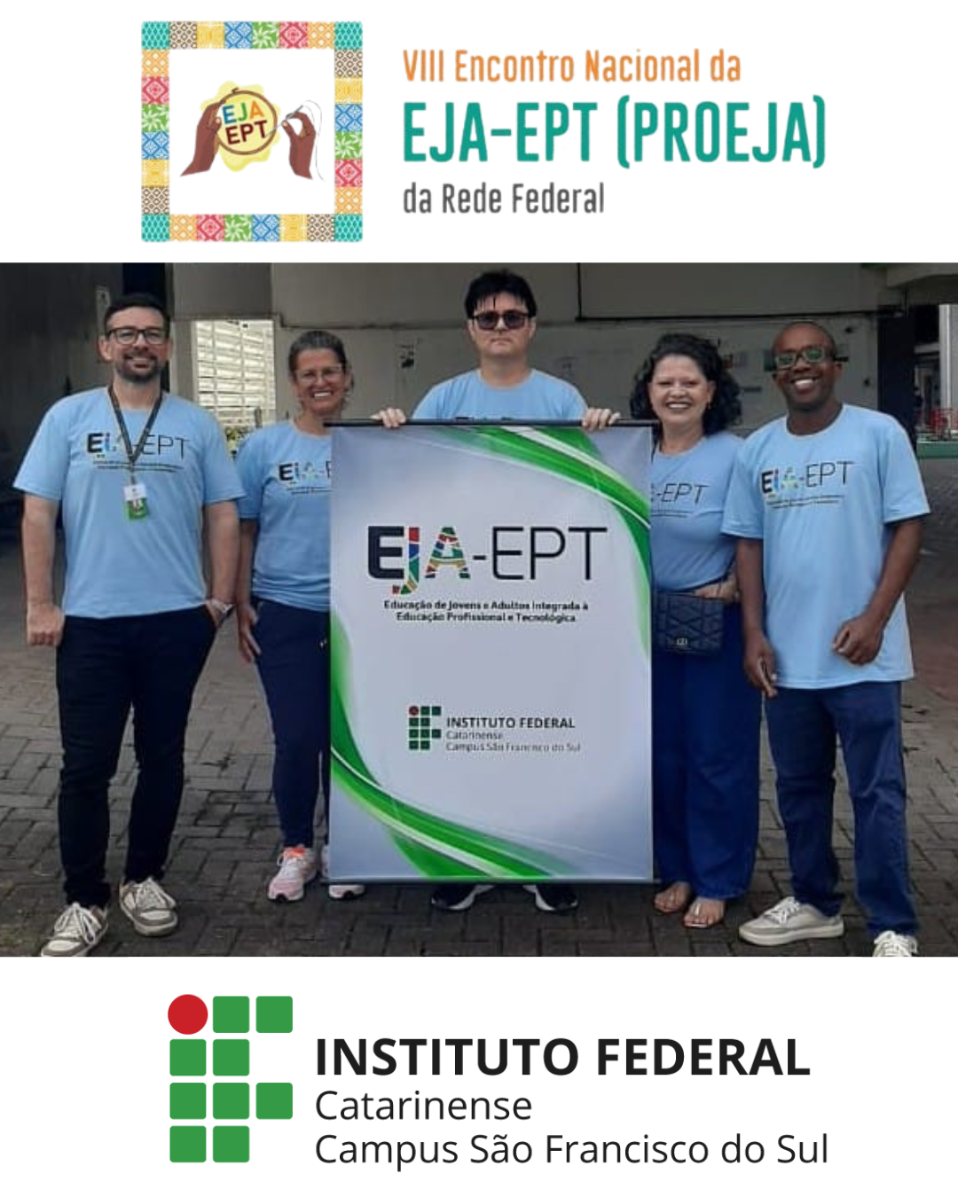 Cinco pessoas — três homens e duas mulheres — estão em pé, sorrindo e usando camisetas azuis com a escrita “EJA-EPT”. Eles seguram uma faixa com o logotipo da EJA-EPT e do Instituto Federal Catarinense – Campus São Francisco do Sul. Na parte superior da imagem aparece o título do evento: “VIII Encontro Nacional da EJA-EPT (PROEJA) da Rede Federal”, com o logotipo colorido da EJA-EPT ao lado. Na parte inferior está o logotipo do Instituto Federal Catarinense.