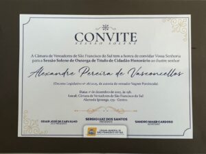 Convite oficial da Câmara de Vereadores de São Francisco do Sul para uma sessão solene de entrega do título de Cidadão Honorário. O documento traz texto formal em fundo claro com detalhes decorativos azul e dourado.