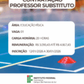 magem institucional em formato vertical. Ao fundo, há uma quadra esportiva coberta, com piso azul e marcações brancas e amarelas. Sobre o piso, à direita, aparece um cone esportivo pequeno, na cor vermelha. O fundo está levemente desfocado, sugerindo um ambiente de prática esportiva. Na parte superior da imagem, em um retângulo branco com bordas arredondadas, está escrito em letras grandes e escuras: “Contratação Professor Substituto”. No centro da imagem, outro quadro branco apresenta as informações do edital. O texto diz: “Área: Educação Física”. Abaixo, “Vaga: 01”. Em seguida, “Carga horária: 20 horas”. Logo após, “Remuneração: R$ 3.090,43 até R$ 4.867,43”. E, por fim, “Inscrição: 12/01/2026 a 30/01/2026”. Na parte inferior da imagem aparece o logotipo do Instituto Federal Catarinense, acompanhado do texto “Instituto Federal Catarinense – Campus São Francisco do Sul”.