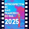 Imagem em formato vertical, com moldura que lembra um rolo de filme fotográfico, com perfurações laterais pretas e brancas. Ao centro, há uma fotografia estilizada com cores vibrantes em tons de azul, rosa e roxo. O céu ocupa grande parte da imagem, com nuvens coloridas em efeito artístico. Em primeiro plano, aparece o campus do Instituto Federal Catarinense – Campus São Francisco do Sul. À direita, há um totem vertical com o nome “Instituto Federal Catarinense – Campus São Francisco do Sul”. Ao fundo, vê-se o prédio do campus, com arquitetura moderna, cercado por grades e área pavimentada. Sobre a imagem, em letras grandes, brancas e em caixa alta, está o texto: “RETROSPECTIVA IFC SÃO FRANCISCO DO SUL 2025”. O número “2025” aparece em destaque na parte inferior da imagem