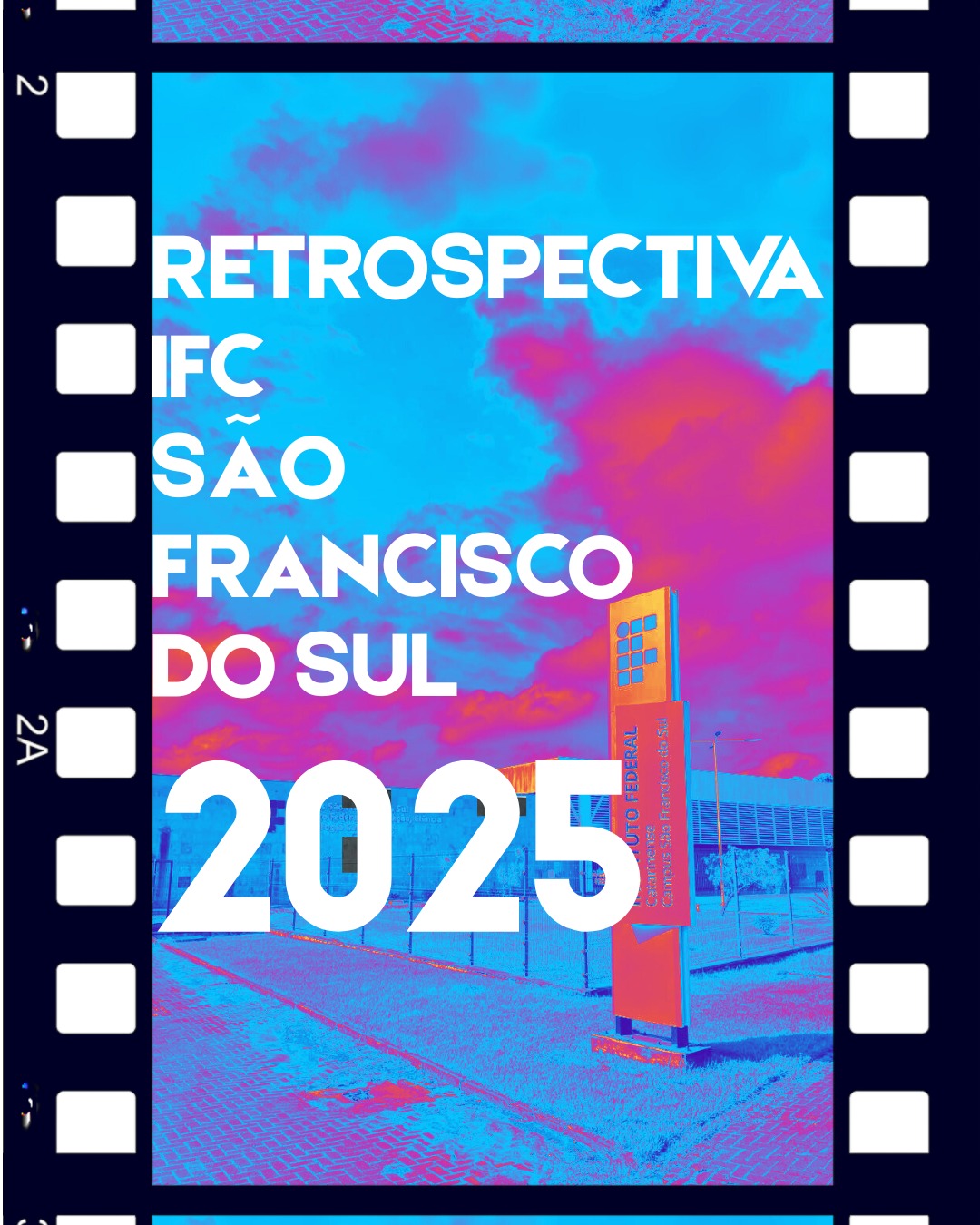 Imagem em formato vertical, com moldura que lembra um rolo de filme fotográfico, com perfurações laterais pretas e brancas. Ao centro, há uma fotografia estilizada com cores vibrantes em tons de azul, rosa e roxo. O céu ocupa grande parte da imagem, com nuvens coloridas em efeito artístico. Em primeiro plano, aparece o campus do Instituto Federal Catarinense – Campus São Francisco do Sul. À direita, há um totem vertical com o nome “Instituto Federal Catarinense – Campus São Francisco do Sul”. Ao fundo, vê-se o prédio do campus, com arquitetura moderna, cercado por grades e área pavimentada. Sobre a imagem, em letras grandes, brancas e em caixa alta, está o texto: “RETROSPECTIVA IFC SÃO FRANCISCO DO SUL 2025”. O número “2025” aparece em destaque na parte inferior da imagem