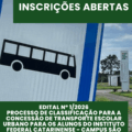 Imagem em formato vertical. Ao fundo, aparece parcialmente uma placa de sinalização de transporte coletivo, com o desenho de um ônibus em preto sobre fundo branco e bordas azuis. À direita da imagem, ao fundo, é possível ver a área externa do Instituto Federal Catarinense – Campus São Francisco do Sul, com gramado, árvores, céu nublado e uma placa institucional do campus. Na parte superior da imagem, há uma faixa retangular verde-escura com o texto em letras brancas e maiúsculas: “INSCRIÇÕES ABERTAS”. Na parte inferior, outra faixa verde-escura ocupa grande parte da imagem, contendo texto em letras brancas, maiúsculas e centralizadas, que diz: “EDITAL Nº 1/2026 – PROCESSO DE CLASSIFICAÇÃO PARA A CONCESSÃO DE TRANSPORTE ESCOLAR URBANO PARA OS ALUNOS DO INSTITUTO FEDERAL CATARINENSE – CAMPUS SÃO FRANCISCO DO SUL – ALUNOS TÉCNICO INTEGRADO AO ENSINO MÉDIO”.