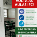 Imagem mostra uma sala de aula vazia, com carteiras verdes organizadas em fileiras, um quadro branco e um projetor no teto. À direita da imagem, há um fundo claro com informações institucionais. No topo, um retângulo vermelho com o texto em branco: “Volta às aulas IFC!”. Abaixo, aparecem três logotipos representando os cursos: Técnico Integrado em Administração, Técnico Integrado em Automação Industrial e Técnico Integrado em Guia de Turismo. Na parte inferior, um retângulo verde com o texto “9 de fevereiro – Segunda-feira”. No canto inferior direito, está o logotipo do Instituto Federal Catarinense – Campus São Francisco do Sul.