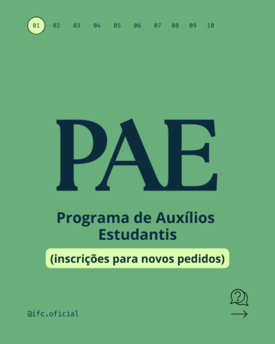O card apresenta um fundo inteiramente verde com a sigla "PAE" em letras grandes e escuras no centro, logo acima do nome por extenso "Programa de Auxílios Estudantis". No topo, há uma linha numérica de 01 a 10, com o número 01 destacado dentro de um círculo verde-claro. No canto inferior esquerdo aparece o perfil "@ifc.oficial" e, à direita, um ícone de balão de pergunta com uma seta indicando a continuação do carrossel.