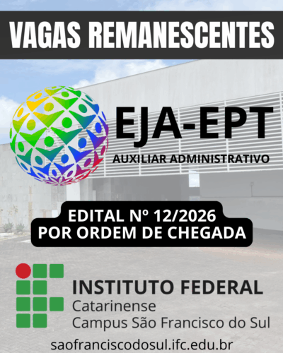 Card institucional com fundo em fotografia da fachada do Instituto Federal Catarinense – Campus São Francisco do Sul, em tons claros. Na parte superior, uma faixa escura com o texto em destaque: “VAGAS REMANESCENTES”. Ao centro, a identificação do curso EJA-EPT – Auxiliar Administrativo, acompanhada de um símbolo gráfico colorido em formato circular, com figuras humanas estilizadas em diversas cores. Abaixo, em destaque, dentro de uma faixa preta, está o texto: “EDITAL Nº 12/2026 – POR ORDEM DE CHEGADA”. Na parte inferior da imagem, aparece o logotipo do Instituto Federal Catarinense, seguido da identificação “Campus São Francisco do Sul” e o endereço do site: saofranciscodosul.ifc.edu.br.